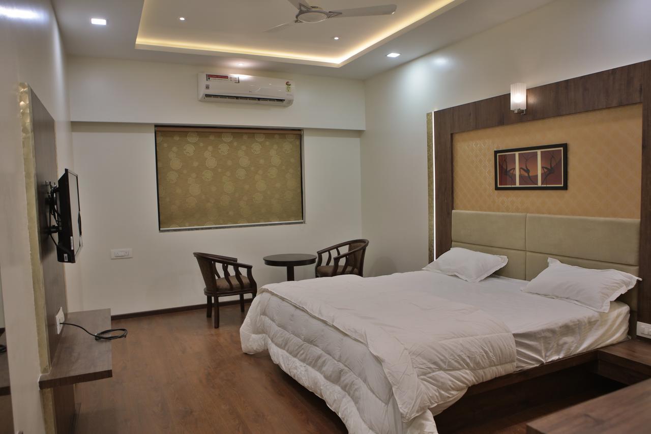 Hotel K P Pride Jalgaon Esterno foto