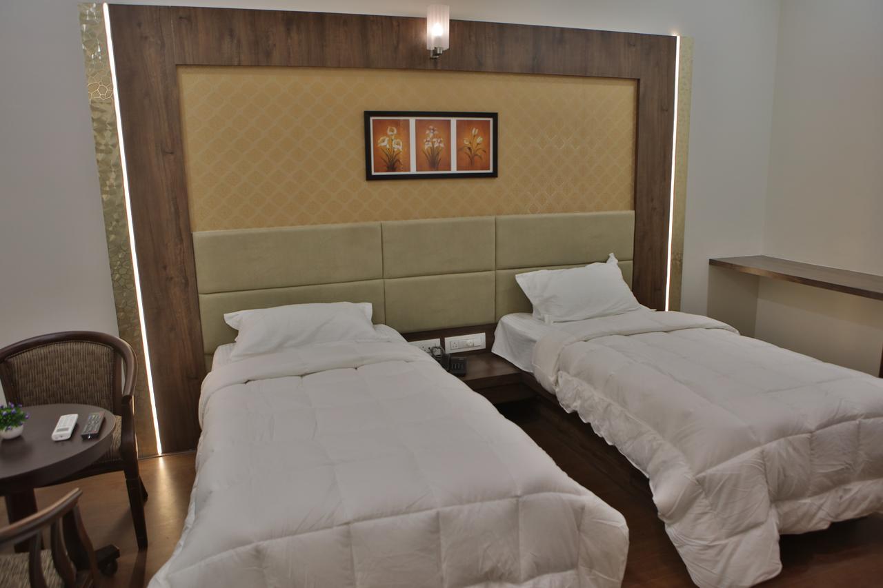 Hotel K P Pride Jalgaon Esterno foto